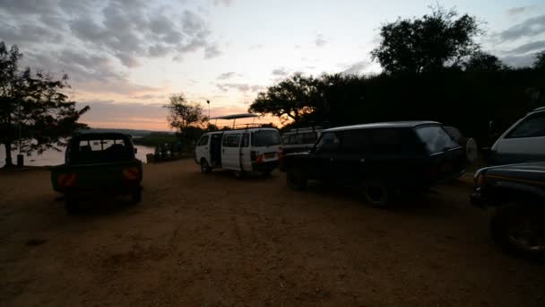 Autos Parken Der Flussküste Uganda — Stockvideo