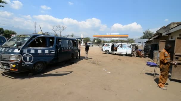 Reparation af hjulet på tankstationen – Stock-video