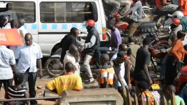 Oegandese man predikt op een straat van Kampala — Stockvideo