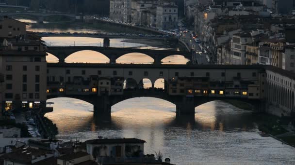 Река Арно и Понте-Веккио во Флоренции — стоковое видео