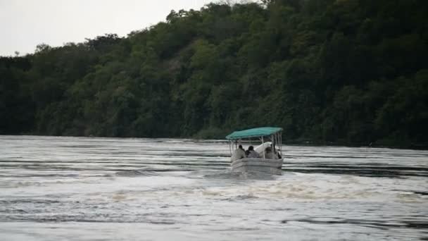 Turistas en el barco en el Parque Nacional Murchison Falls — Vídeos de Stock