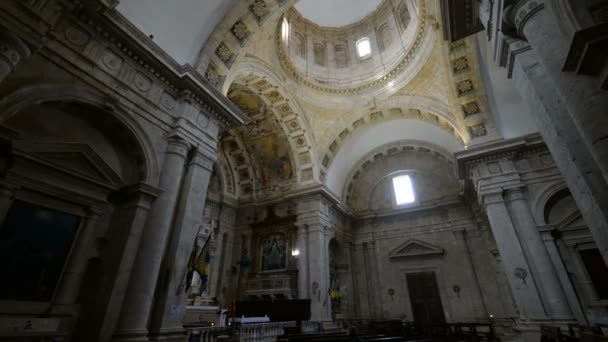 Interieur van de kerk in de stad Montepulciano — Stockvideo