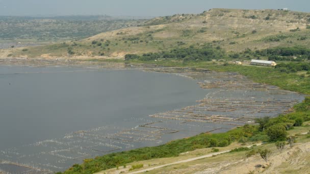 Scenario di produzione di sale intorno al canale di Kazinga — Video Stock