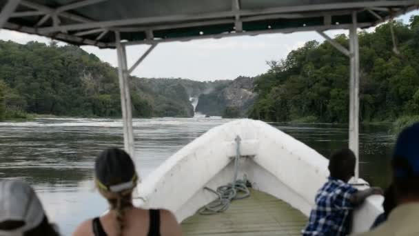 Οι τουρίστες στο σκάφος στο εθνικό πάρκο Μέρτσισον πέφτει — Αρχείο Βίντεο