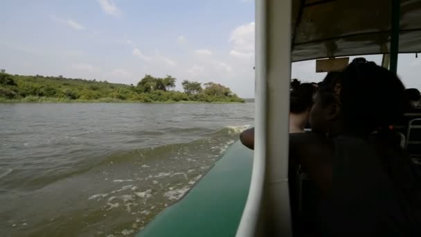 Touristen auf der Bootsfahrt auf dem Kazinga-Kanal — Stockvideo