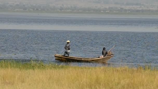 Pescadores en su barco en el Parque Nacional Murchison Falls — Vídeos de Stock