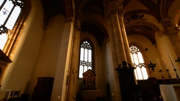 Интерьер старинной церкви в Пьенце — стоковое видео