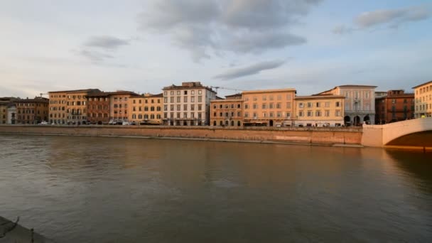 Most Ponte di Mezzo přes řeku Arno v Pisa — Stock video