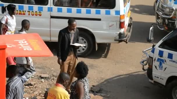 Oegandese man predikt op een straat van Kampala — Stockvideo