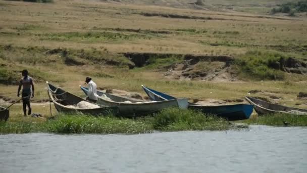 Fischerboote am Ufer des Kazinga-Kanals — Stockvideo