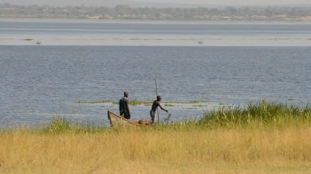 Fishermen on their boat at Murchison Falls National Park — Stock Video