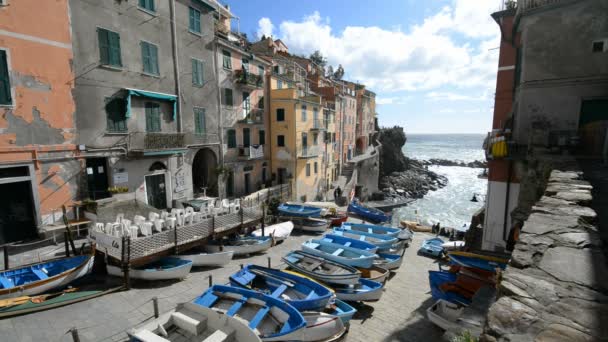 Riomaggiore in de regio van de Cinque Terre Ligurië — Stockvideo