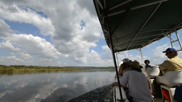 Turistas en el barco en el Parque Nacional Murchison Falls — Vídeos de Stock