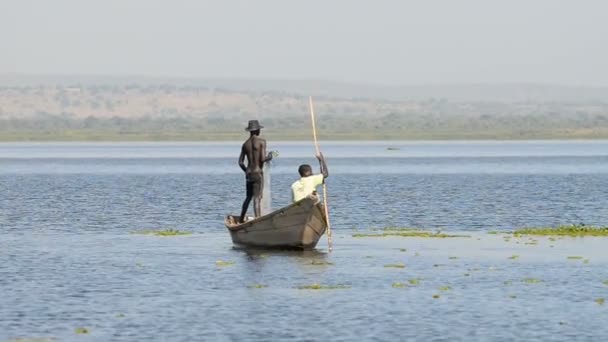 Fishermen on their boat at Murchison Falls National Park — Stock Video