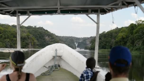Turistas en el barco en el Parque Nacional Murchison Falls — Vídeo de stock
