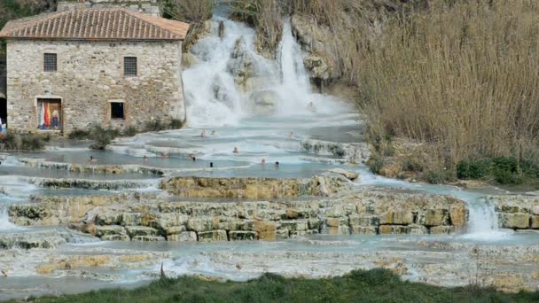游客在天然温泉中沐浴 — 图库视频影像