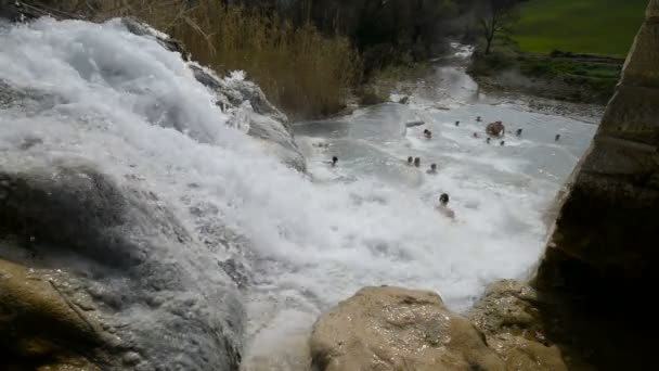 Naturbad mit Wasserfall — Stockvideo