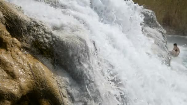Naturbad mit Wasserfall — Stockvideo