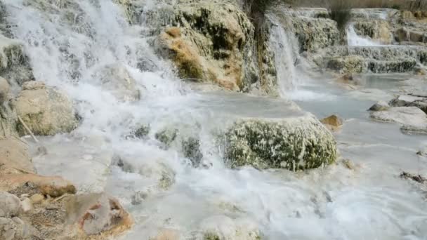 Природный курорт с водопадом — стоковое видео