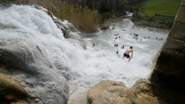 Naturbad mit Wasserfall — Stockvideo