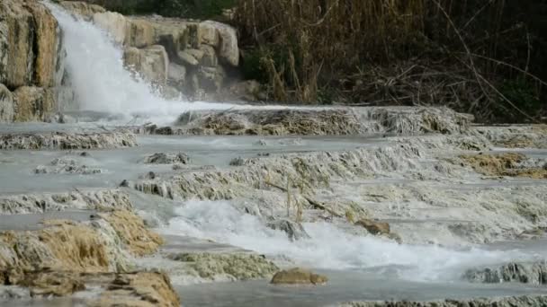 Natuurlijke spa met waterval — Stockvideo