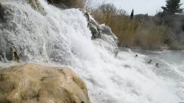 Природный курорт с водопадом — стоковое видео