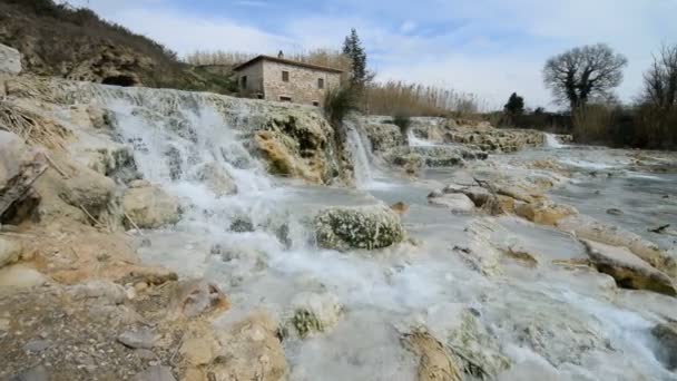 Turistas que tomam banho em fontes termais naturais — Vídeo de Stock