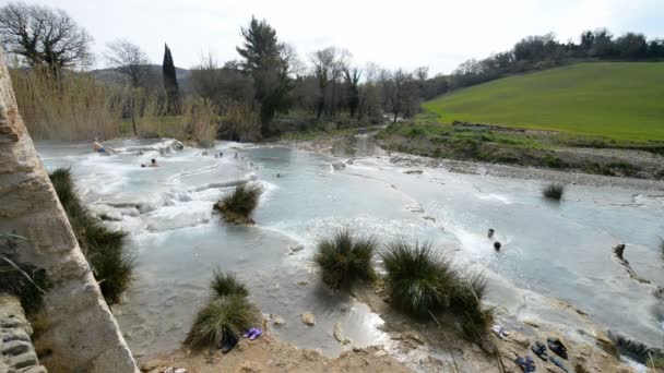 Turistas bañándose en aguas termales naturales — Vídeo de stock