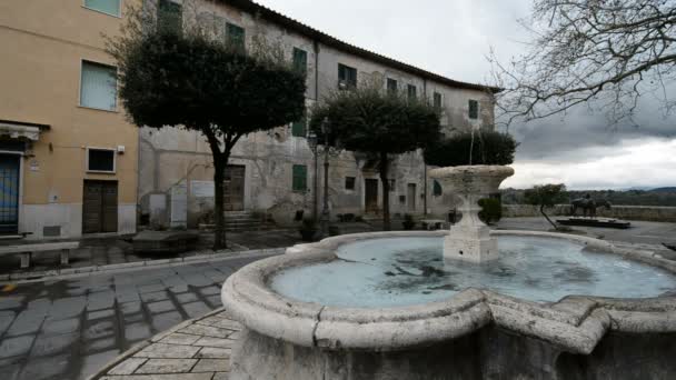 Fountain in the centre of the etruscan city Pitigliano — Stock Video