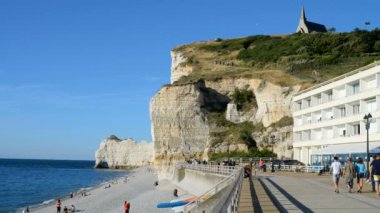 Yöre halkı ve turistlerin sahilde