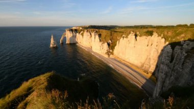 Etretat şehir doğal kayalıklarla