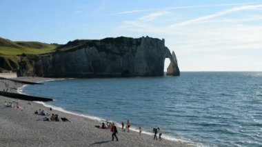 Yöre halkı ve turistlerin sahilde