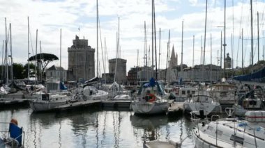 Kuleleri ve La Rochelle limanda tekne