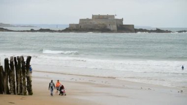 Saint Malo City düşük gelgit sırasında Beach görünümü