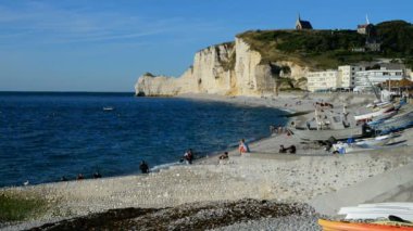 Yöre halkı ve turistlerin sahilde