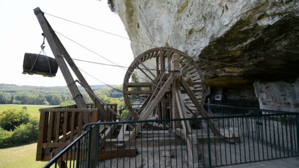 Odwiedzający w prehistorycznych miejscu La Roque Saint-Christophe — Wideo stockowe