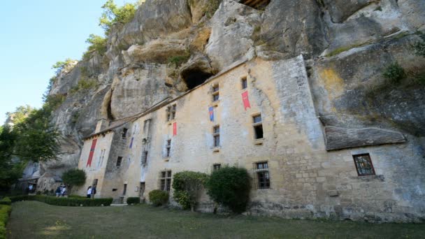 Utsidan av den medeltida Maison Forte de Reignac — Stockvideo