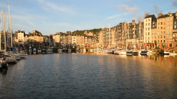 Antiguo puerto de la ciudad de Honfleur — Vídeo de stock