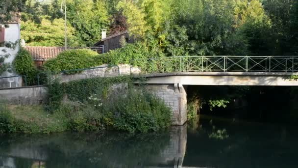 Río Svre Niortaise en la ciudad de Coulon — Vídeos de Stock