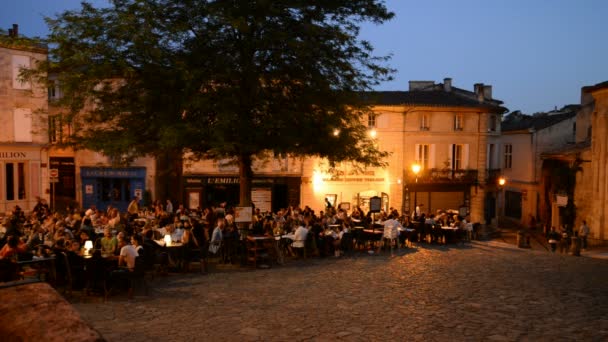 Turistas en el restaurante en la ciudad medieval de Saint Emilion — Vídeo de stock