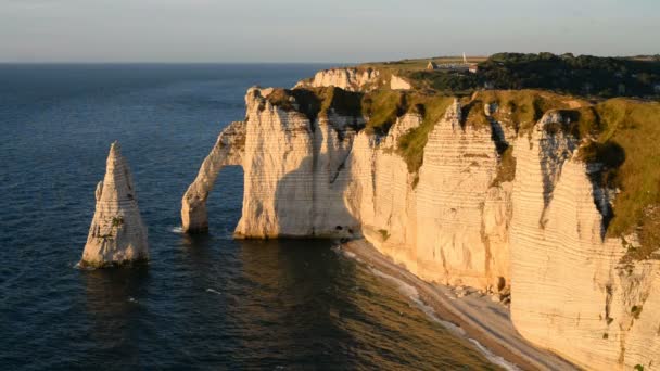 Etretat şehir doğal kayalıklarla — Stok video