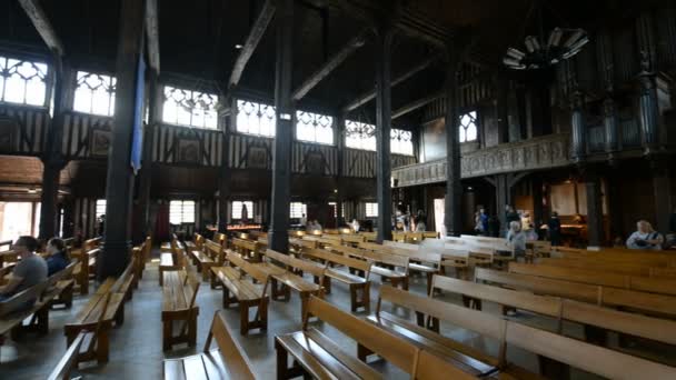 Interior de madeira da igreja Santa Catarina — Vídeo de Stock