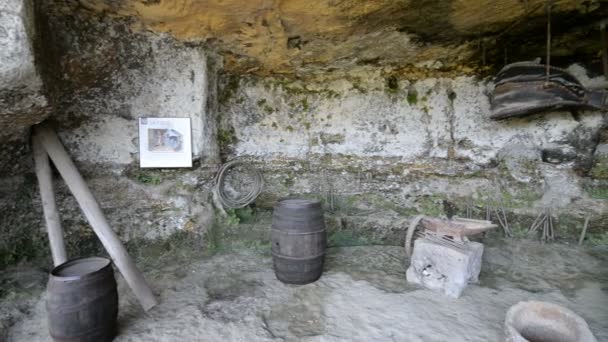 Makieta średniowiecznego troglodyta ufortyfikowane miasto La Roque Saint-Christophe — Wideo stockowe