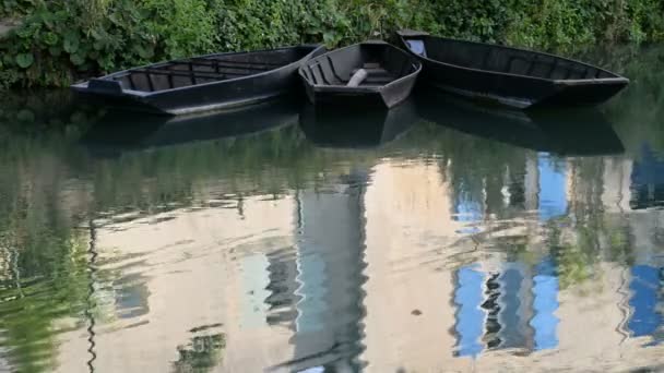 Båtar på floden Svre Niortaise — Stockvideo