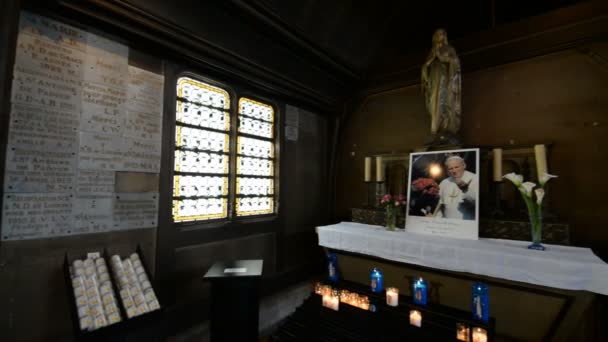 Interior de madeira da igreja Santa Catarina — Vídeo de Stock