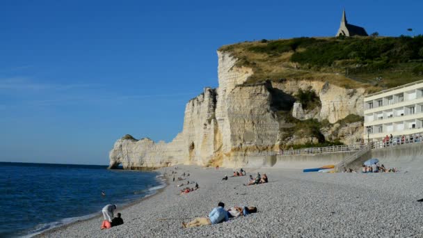 Gente local y turistas en la playa — Vídeos de Stock