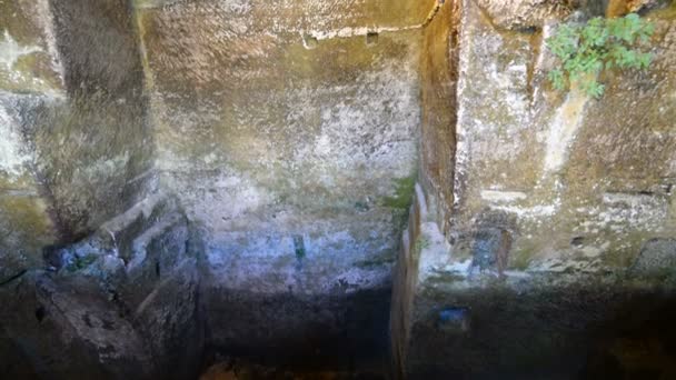 A középkori erődített barlanglakó város La Roque Saint-Christophe makettje — Stock videók