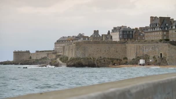 Widok na miasto otoczone murami Saint-Malo — Wideo stockowe