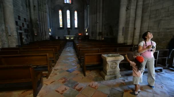 Interior de la iglesia de la Abadía San Pedro Brantome — Vídeos de Stock