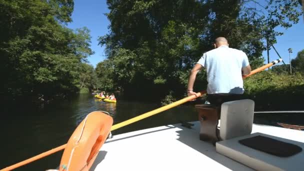 Bootsfahrt auf dem Fluss la dronne — Stockvideo
